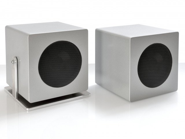 018-JK Acoustics Cube Control subwoofer - zilver - met en zonder standaard - witte achtergrond
