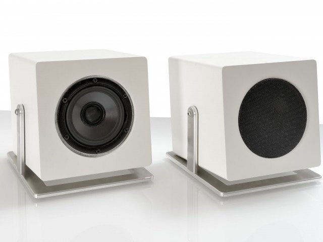 021-JK Acoustics Cube Control subwoofer - wit - met en zonder metaalgrille - witte achtergrond