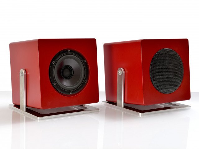 020-JK Acoustics Cube Control subwoofer - rood - met en zonder metaalgrille - witte achtergrond